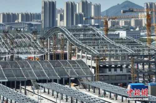 圖為航拍南沿江鐵路江陰站站房屋面鋼結(jié)構(gòu)桁架整體提升現(xiàn)場(chǎng)。(無人機(jī)照片) 中新社記者 泱波 攝